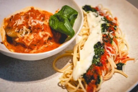 Aubergine Parmigiana & Chitarrine met knoflook, olie en chilipeper